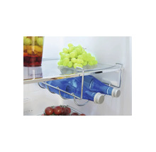 Flessenrek van verchroomd metaal, opgehangen aan een glazen schap in de koelkast, gevuld met twee blauwe flessen.