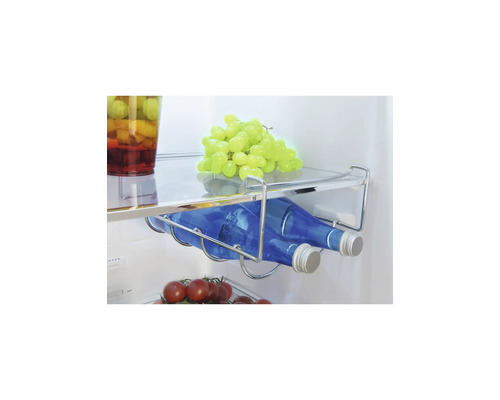 Flessenrek van verchroomd metaal, opgehangen aan een glazen schap in de koelkast, gevuld met twee blauwe flessen.