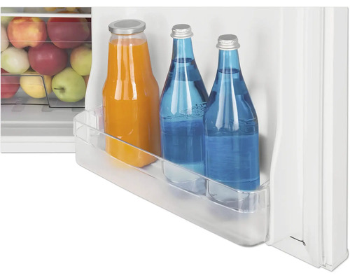 Koelkastdeurvak van transparante kunststof met glazen flessen voor sap en water.