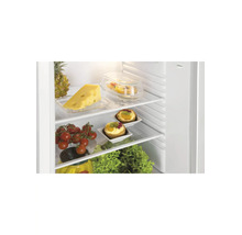 Open koelkast met glazen plateaus, gevuld met verse etenswaren zoals kaas, tomaten, fruitgebakjes en sla.