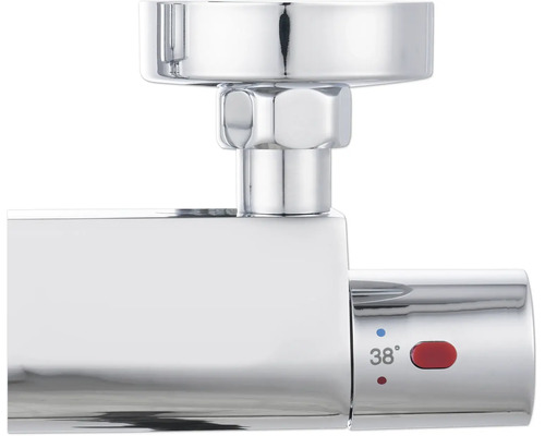 Detailopname van een chromen thermostaatkraan met temperatuurregelaar, veiligheidsstop bij 38 graden en aansluitmoer.