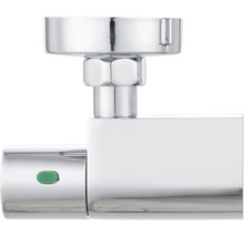Close-up van een thermostaatkraan van verchroomd metaal met zeskantmoer en groene knop.