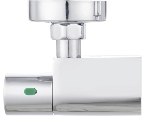 Close-up van een thermostaatkraan van verchroomd metaal met zeskantmoer en groene knop.