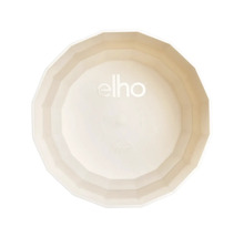 Bovenaanzicht van een gefacetteerde Elho bloempot van kunststof met het elho Logo in het midden.