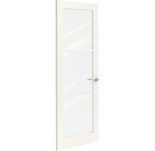 Witte binnendeur met drie glaspanelen en een zilverkleurige deurkruk.