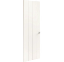 Witte binnendeur met verticale groeven en zilverkleurige deurkruk.