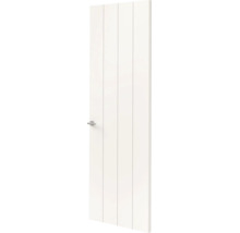 Witte binnendeur met verticale groeven en een zilverkleurige deurklink.