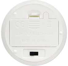 Onderkant van een elektronisch apparaat met batterijvak voor twee AA batterijen en een schakelaar met aan uit en timerfunctie.