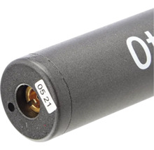 Close-up van een cilindrische lasermodule met een connector en een label.
