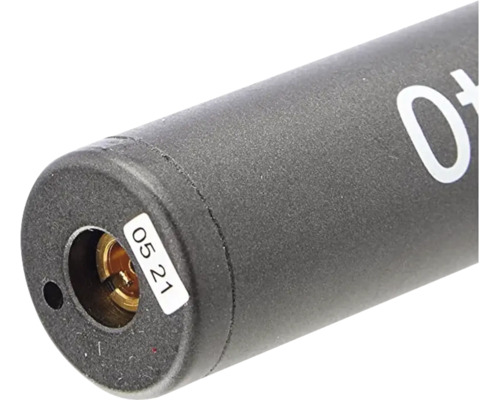 Close-up van een cilindrische lasermodule met een connector en een label.