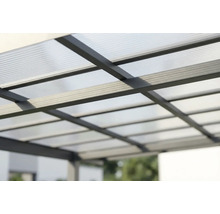 Terrasoverkapping met polycarbonaat kanaalplaten en een donker metalen frame in detailweergave.