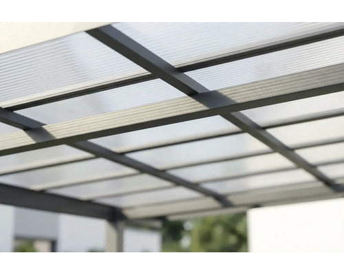 Terrasoverkapping met polycarbonaat kanaalplaten en een donker metalen frame in detailweergave.