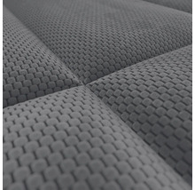 Close-up van een grijze, gestructureerde meubelstof met een ruitpatroon en stiksels.