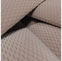 Detailopname van een beige stof met een klein wafelpatroon of honingraatstructuur.