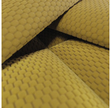 Detailopname van een gele stof met een gestructureerde wafeloptiek of vierkant patroon.