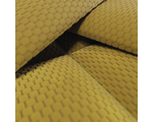 Detailopname van een gele stof met een gestructureerde wafeloptiek of vierkant patroon.