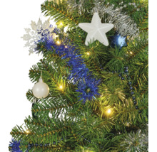 Kunstkerstboom gedecoreerd met sterren, kerstballen, blauwe slingers en LED verlichting.
