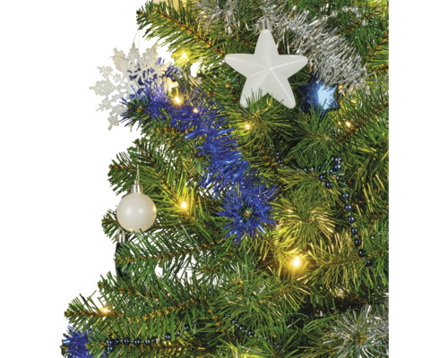 Kunstkerstboom gedecoreerd met sterren, kerstballen, blauwe slingers en LED verlichting.