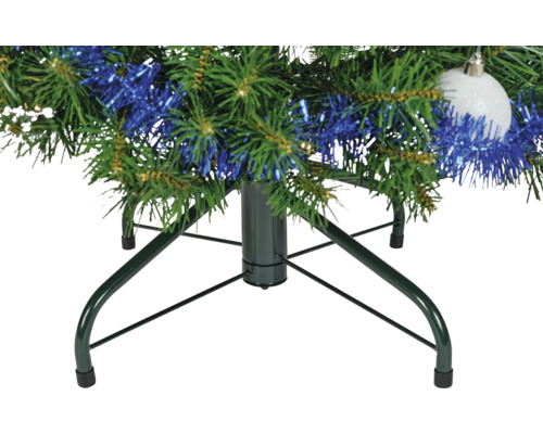 Kerstboomstandaard van metaal voor kunstkerstboom met groene takken, blauwe slinger en witte kerstbal.