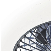Detail van een plafondlamp met ventilator, witte kap met sterreneffect en donker beschermrooster.