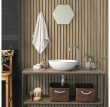Akoestisch paneel met houten lamellen op een badkamerwand achter een wastafel met witte opzetwastafel en zeshoekige spiegel.