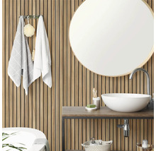 Moderne badkamer met houten akoestische panelen, een ronde spiegel en een witte opzetwastafel op een wastafelblad.