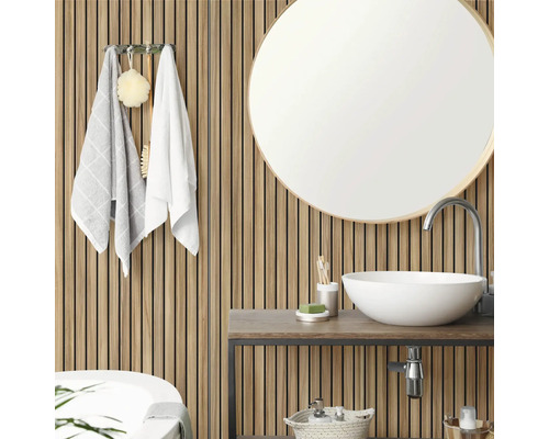 Moderne badkamer met houten akoestische panelen, een ronde spiegel en een witte opzetwastafel op een wastafelblad.