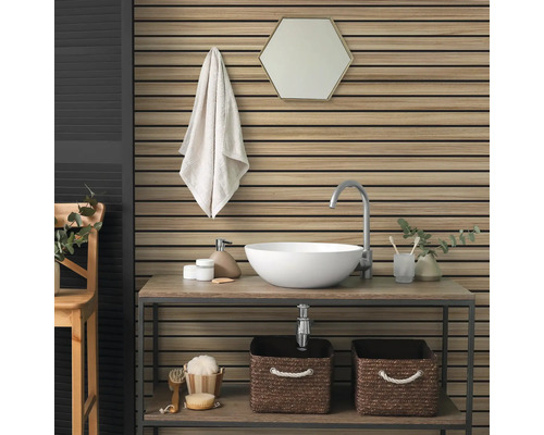 Akoestisch paneel met houten latten in eikenlook achter modern badkamermeubel met ronde waskom en zeshoekige spiegel.