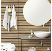 Wandbekleding met houtlook en horizontale latten in een lichte, moderne badkamer met ronde spiegel en witte opzetwastafel.