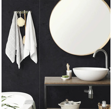 Moderne badkamer met ronde spiegel, witte opzetwastafel op een houten wastafelblad en donkere wandpanelen met textuur.