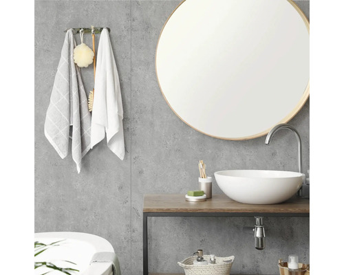 Moderne badkamer met ronde spiegel, witte waskom op houten tafel en grijze wandpanelen met betonlook.