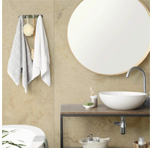 Moderne badkamer met ronde spiegel, opzetwastafel op een houten wastafelmeubel en handdoekhaken met accessoires.