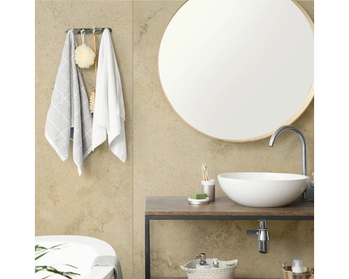 Moderne badkamer met ronde spiegel, opzetwastafel op een houten wastafelmeubel en handdoekhaken met accessoires.