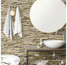 Badkamer met wandbekleding in natuursteenlook, ronde spiegel, houten wastafelblad en witte opzetwastafel.