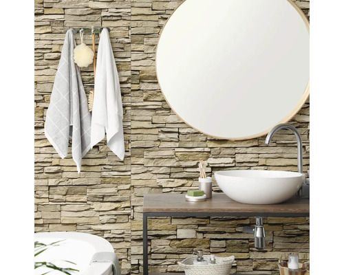 Badkamer met wandbekleding in natuursteenlook, ronde spiegel, houten wastafelblad en witte opzetwastafel.