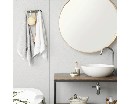 Moderne badkamer met grijze wandpanelen, een ronde spiegel met houten lijst en een opzetwastafel op een houten wastafelmeubel.