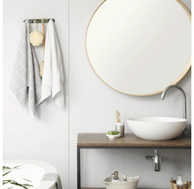 Moderne, lichte badkamer met ronde spiegel, witte opzetwastafel op houten wastafelblad en handdoekhouder met textiel.
