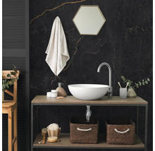 Moderne badkamer met witte opzetwastafel op houten meubel, donkere marmeren wand, zeshoekige spiegel en gevlochten opbergmanden.
