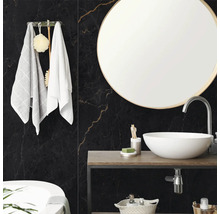 Moderne badkamer met wandtegels in zwart marmerdecor, ronde spiegel en witte waskom op een houten blad.