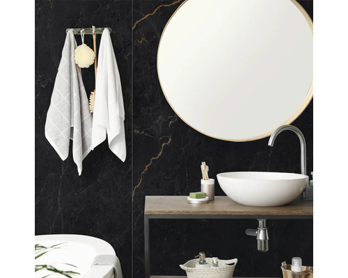 Moderne badkamer met wandtegels in zwart marmerdecor, ronde spiegel en witte waskom op een houten blad.