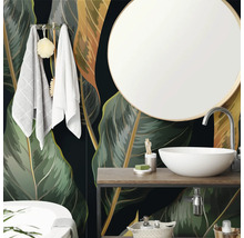 Moderne badkamer met vliesbehang in tropisch bladmotief, witte opzetwastafel, ronde spiegel en houten wastafelmeubel.