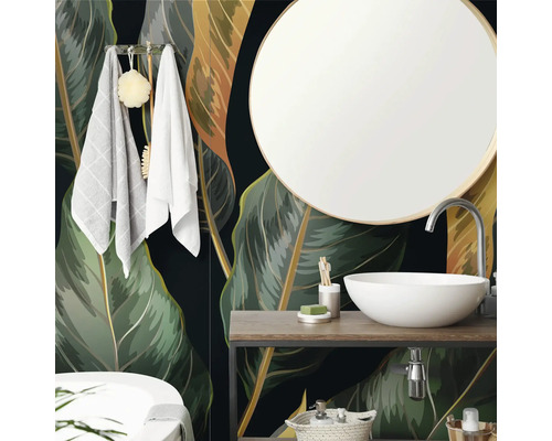 Moderne badkamer met vliesbehang in tropisch bladmotief, witte opzetwastafel, ronde spiegel en houten wastafelmeubel.
