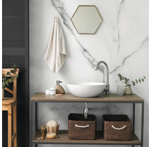 Moderne badkamer met ronde opzetwastafel, hoge kraan, houten wastafelblad, hexagonale spiegel en marmeren wand.