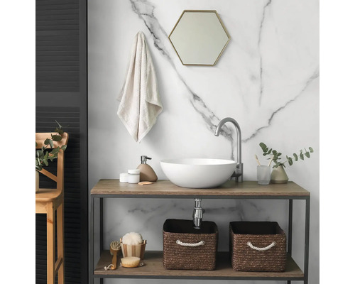 Moderne badkamer met ronde opzetwastafel, hoge kraan, houten wastafelblad, hexagonale spiegel en marmeren wand.