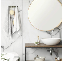 Lichte badkamer met witte marmeren wand, ronde spiegel, witte keramische opzetwastafel op houten meubel en chromen kraan.