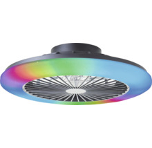 Moderne plafondventilator met geïntegreerde led-lichtring in regenboogkleuren en centraal rooster voor de ventilatorbladen.