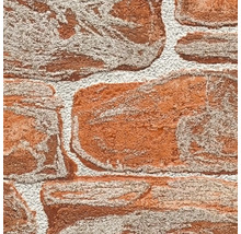 Behang met natuursteenlook in terracotta en wit met gestructureerd oppervlak.