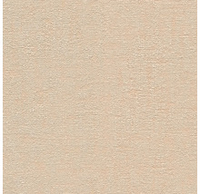 Beige behang met een fijne horizontale structuur en weeflook.