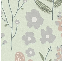 Detailopname van een vliesbehang met een gestileerd bloemenpatroon met grijze bloemen, groene bladeren en takken.