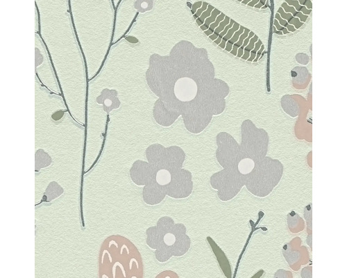 Detailopname van een vliesbehang met een gestileerd bloemenpatroon met grijze bloemen, groene bladeren en takken.
